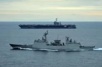 Le destroyer Wang Geon devant le porte-avions USS George Washington
