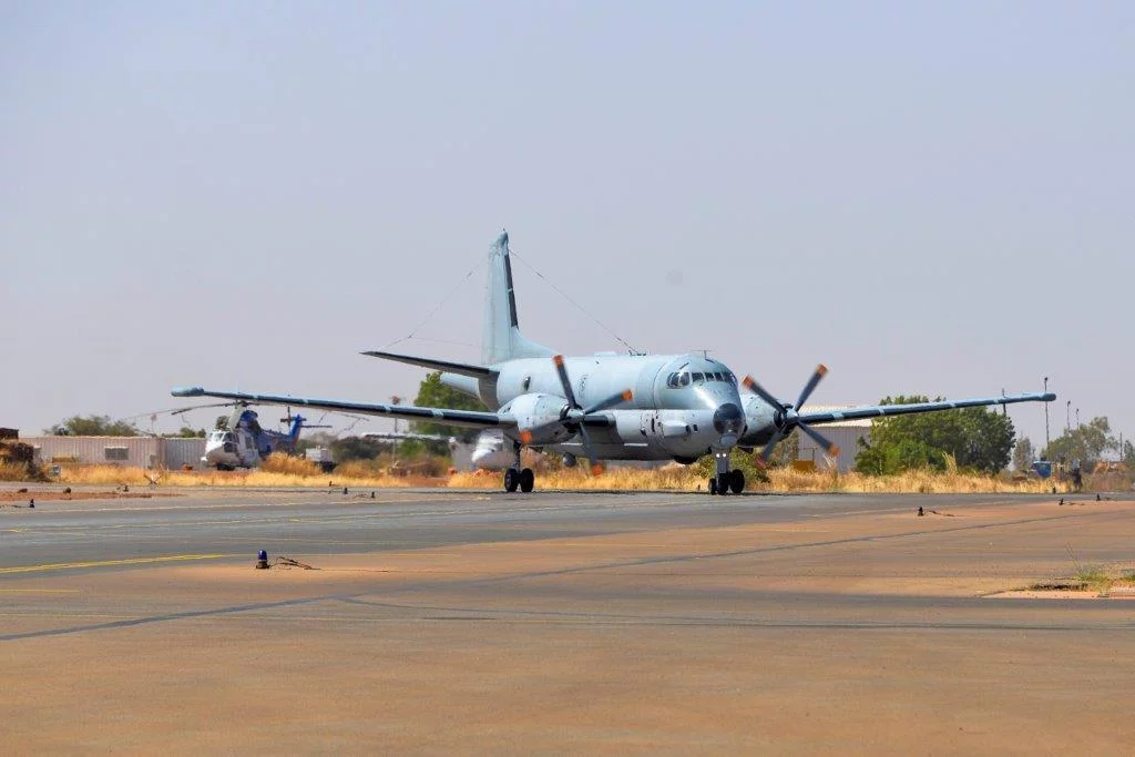 Un avion de patrouille maritime Atlantique 2 sur la base aérienne de Niamey