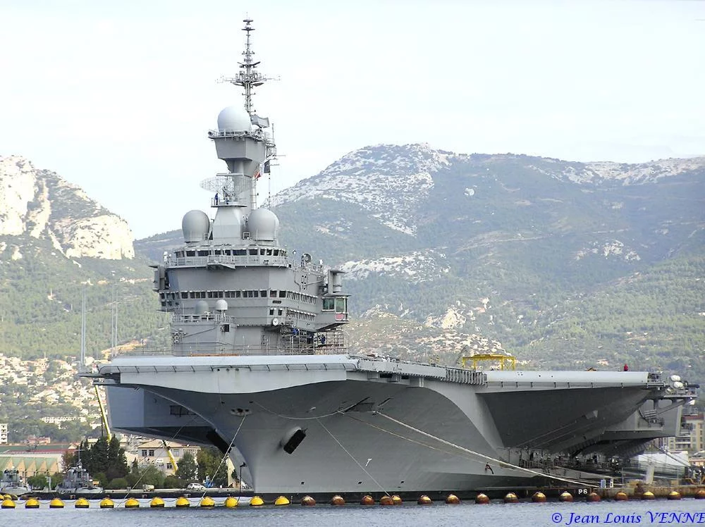Le porte-avions Charles de Gaulle après son retournement