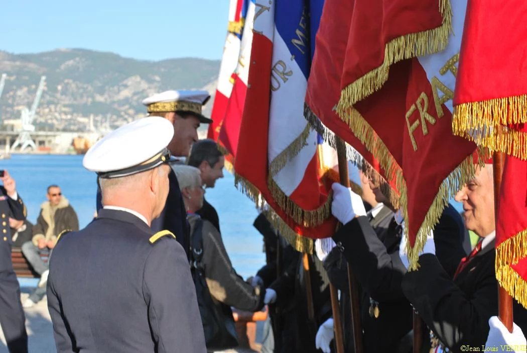 Les autorités saluent les porte-drapeaux