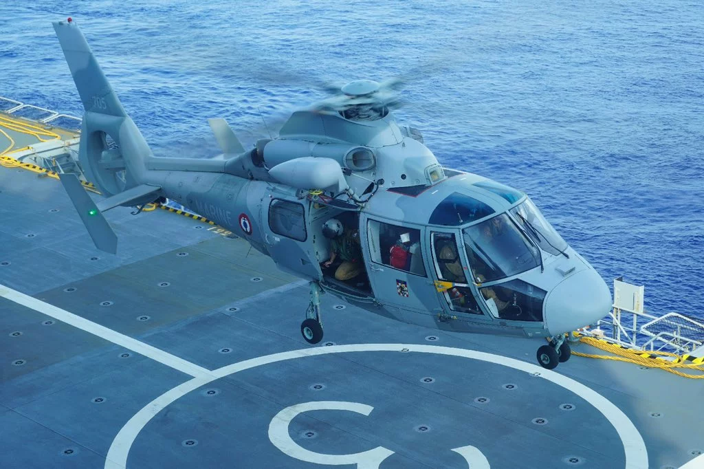 Un hélicoptère Dauphin effectue une évacuation sanitaire