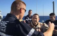 Le général de Villiers s'entretient avec un membre de l'équipage du Courbet