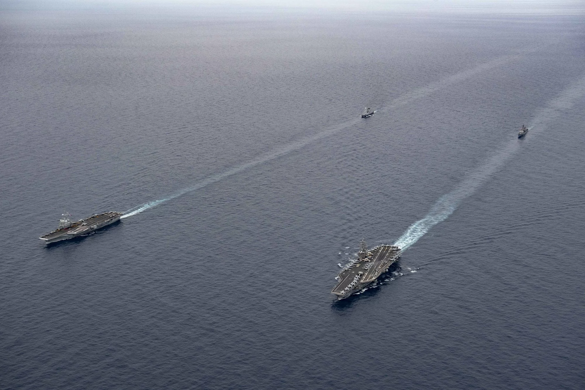Les porte-avions USS Dwight Eisenhower et Charles de Gaulle