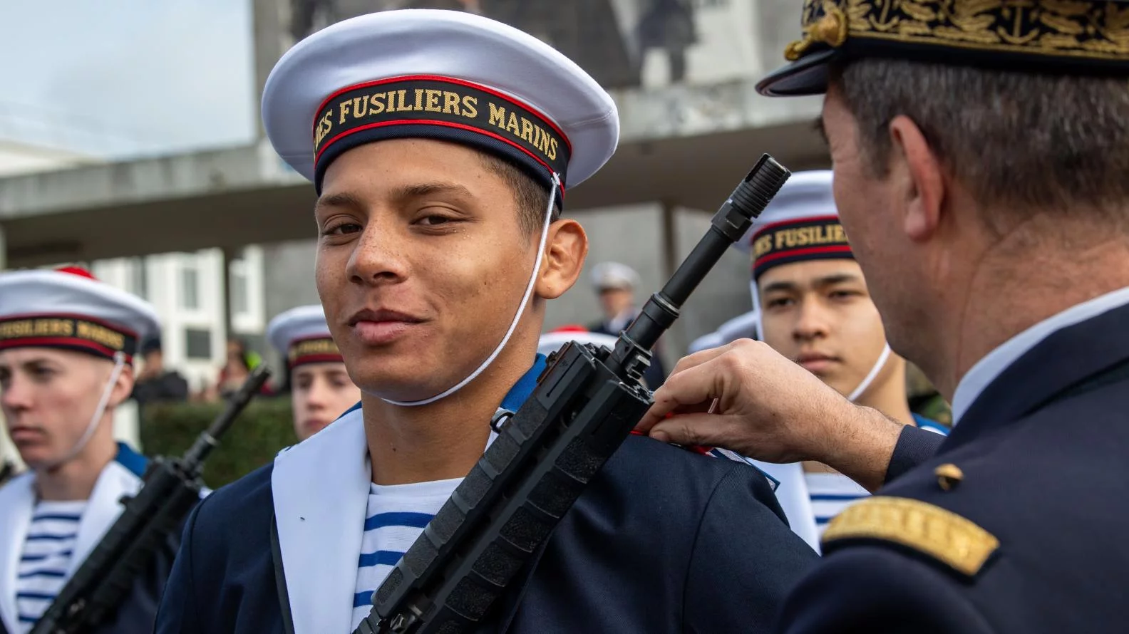 Remise de fourragère à un élève du cours des quartiers-maîtres de la flotte