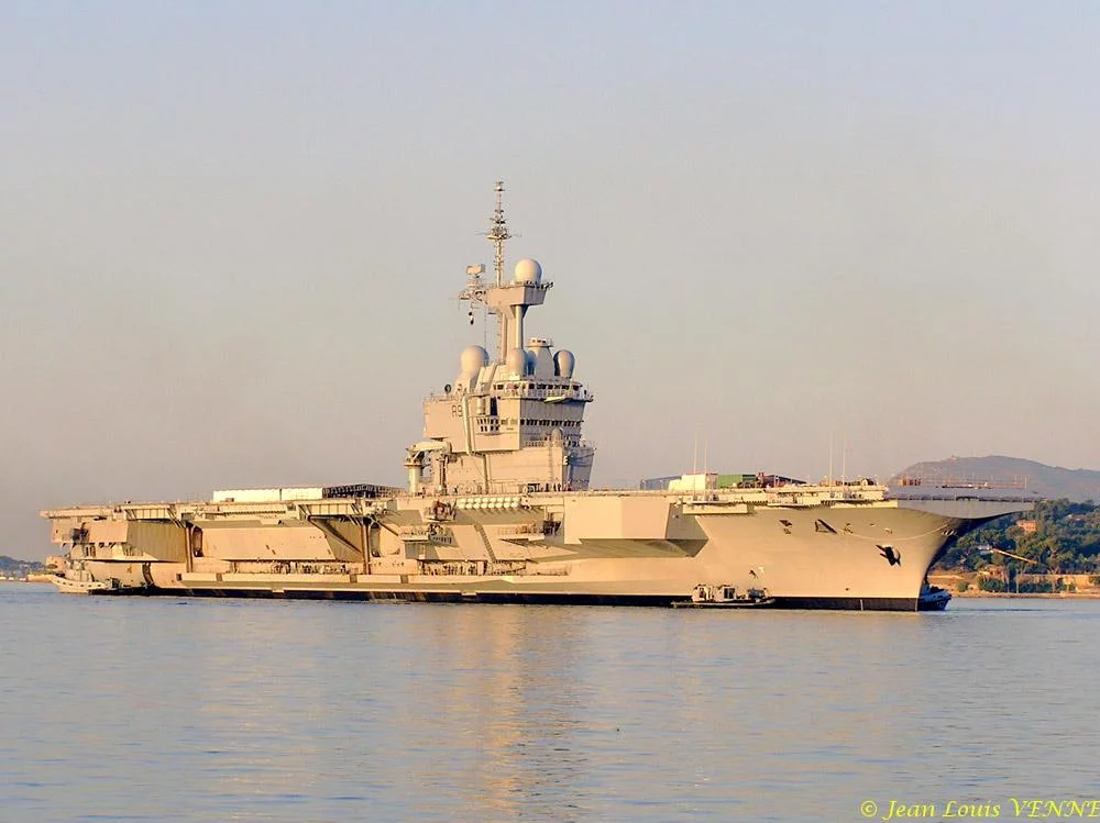 Le Charles de Gaulle sort du bassin