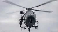 Un fusilier-marin hélitreuillé au-dessus de l'Abeille Horizon