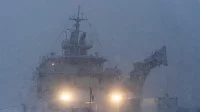 Le bâtiment de soutien Garonne arrive sous la neige à Reykjavik en Islande