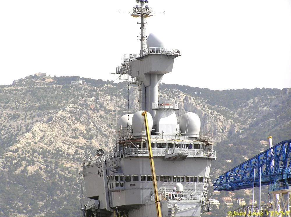 Travaux dans la mâture du Charles de Gaulle