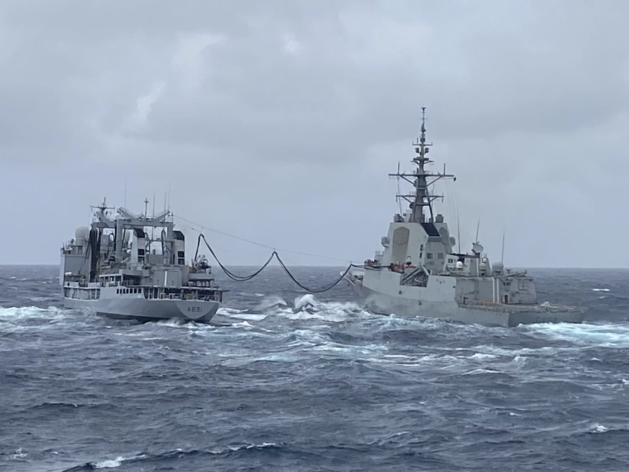 La Somme ravitaille la frégate espagnole Álvaro de Bazán