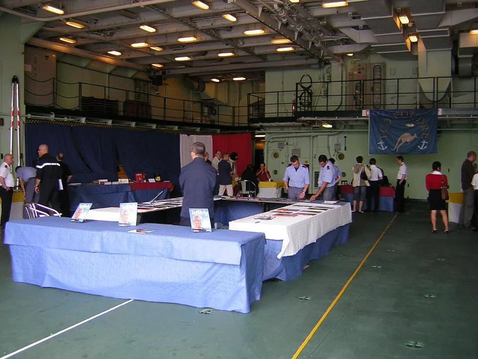 Vente de BD dans le hangar hélicoptères