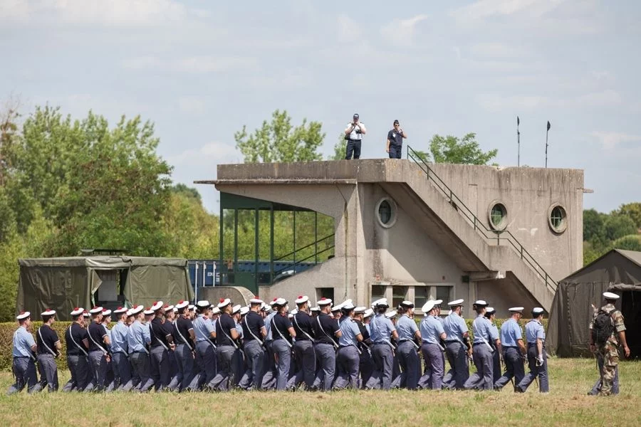 Cap sur les Champs-Elysées avec les marins du Charles de Gaulle