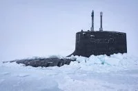 Le sous-marin USS Delaware fait surface au travers de la banquise