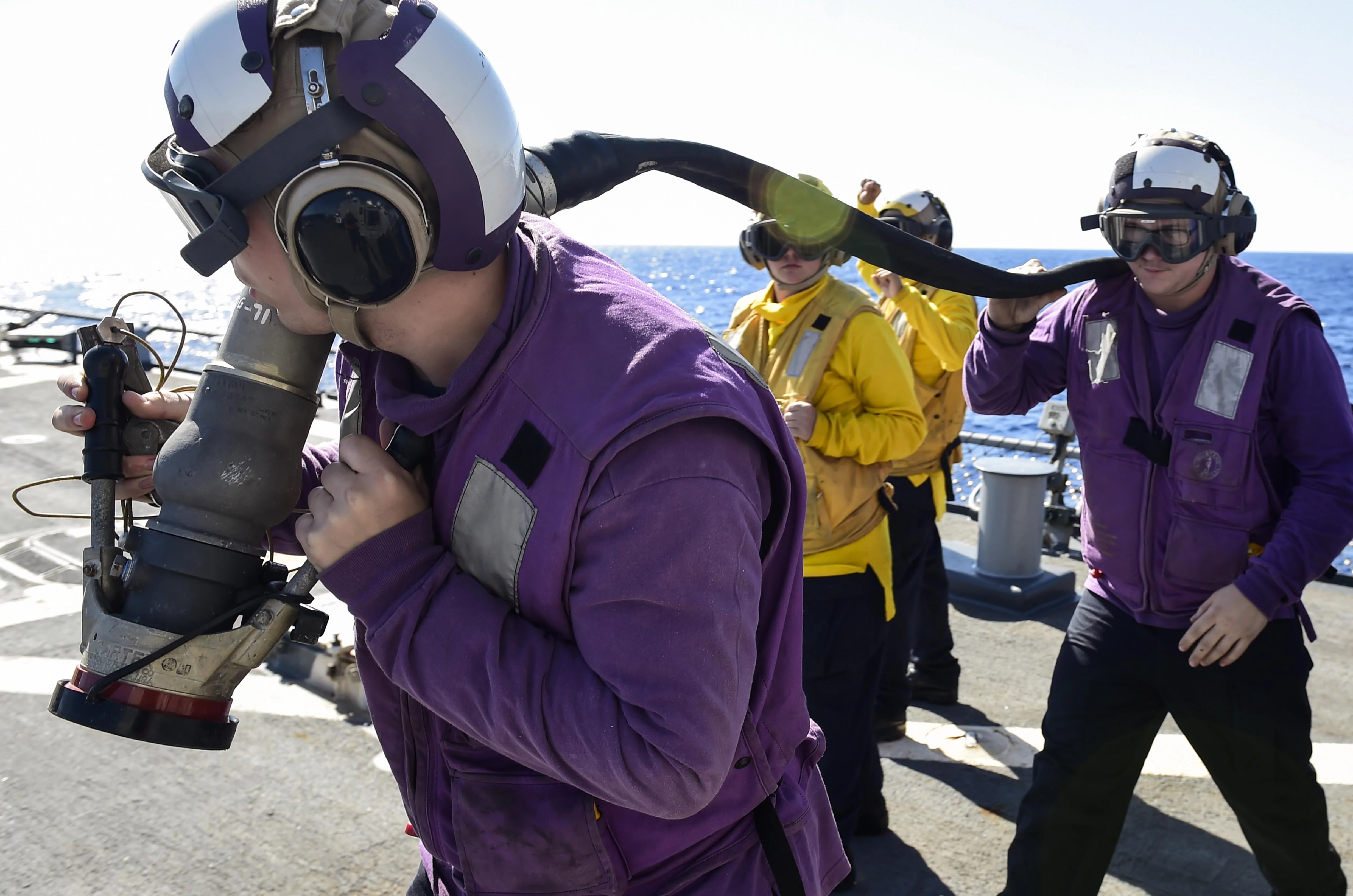 Un hélicoptère NH90 ravitaillé sur le pont de l’USS Ross