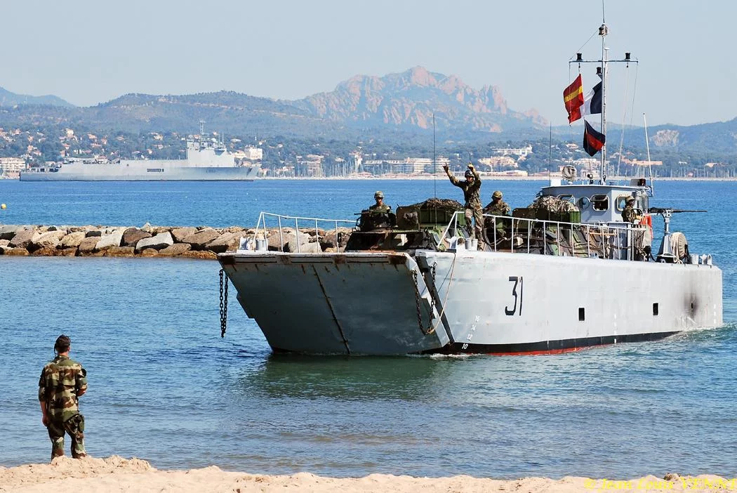 L'engin approche de la plage