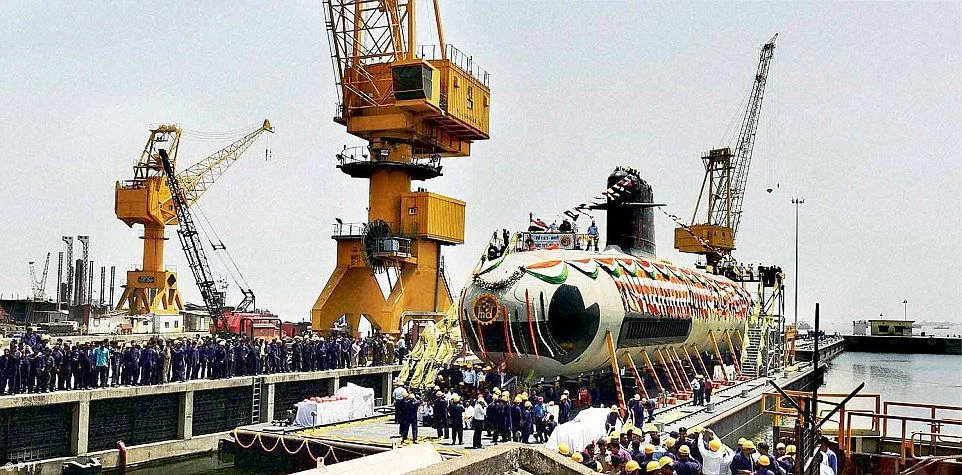 Des ingénieurs et ouvriers du chant naval Mazagon Dock Ltd. de Mumbai lors de la sortie du hall de construction du premier sous-marin Scorpene indien