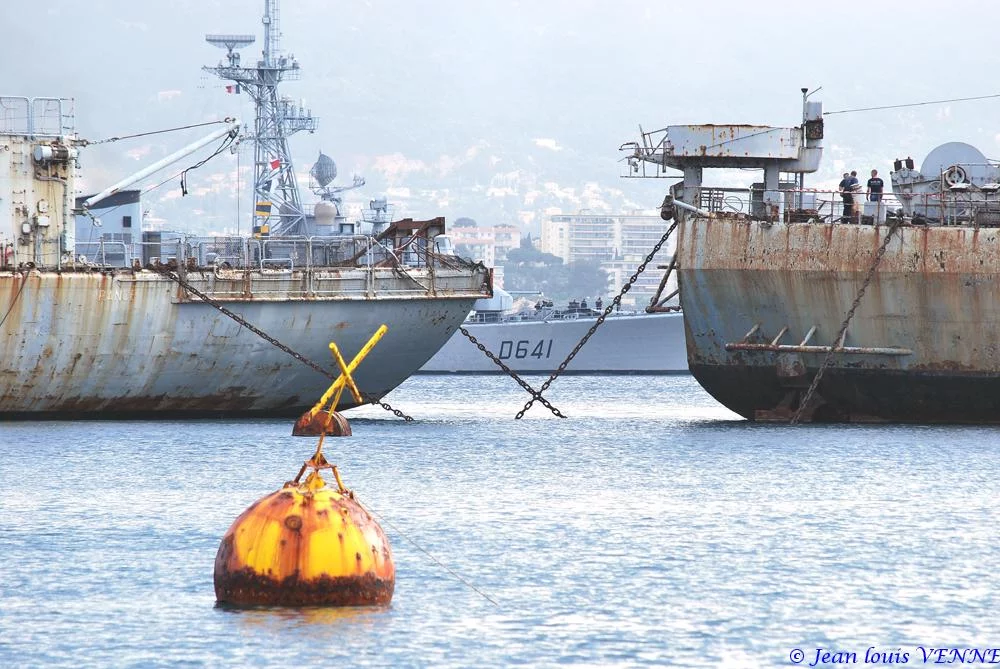 La coque de l’ex-Argens transférée à la base navale de Toulon