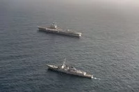 Le destroyer USS Bulkeley navigue aux côtés du porte-avions Charles de Gaulle