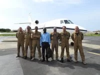 L'équipage du Falcon 50 et l'inspecteur des pêches