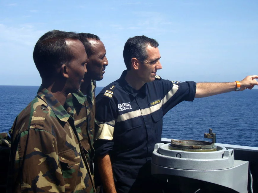 Le commandant de la frégate avec les garde-côtes puntlandais