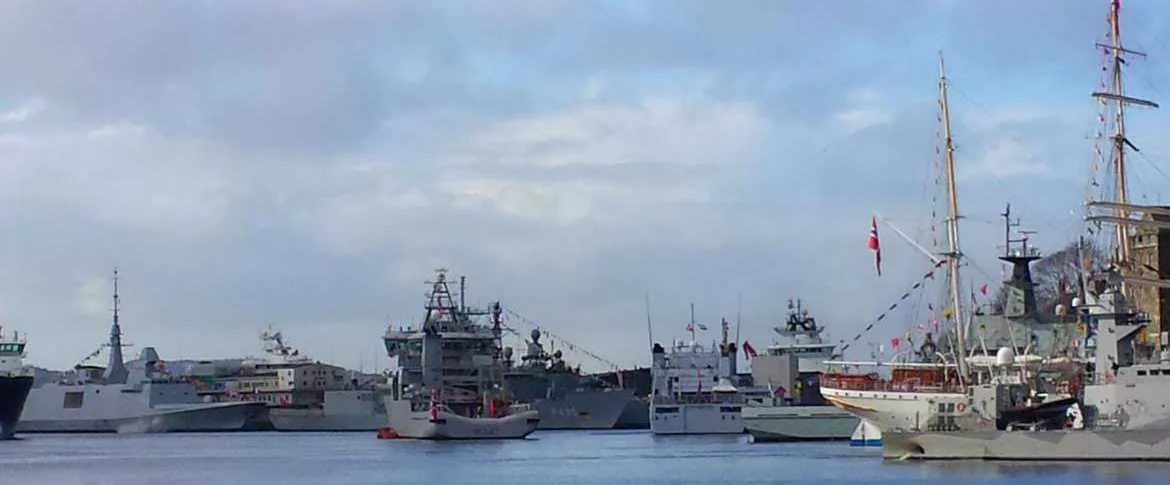 La frégate Aquitaine dans le port de Bergen