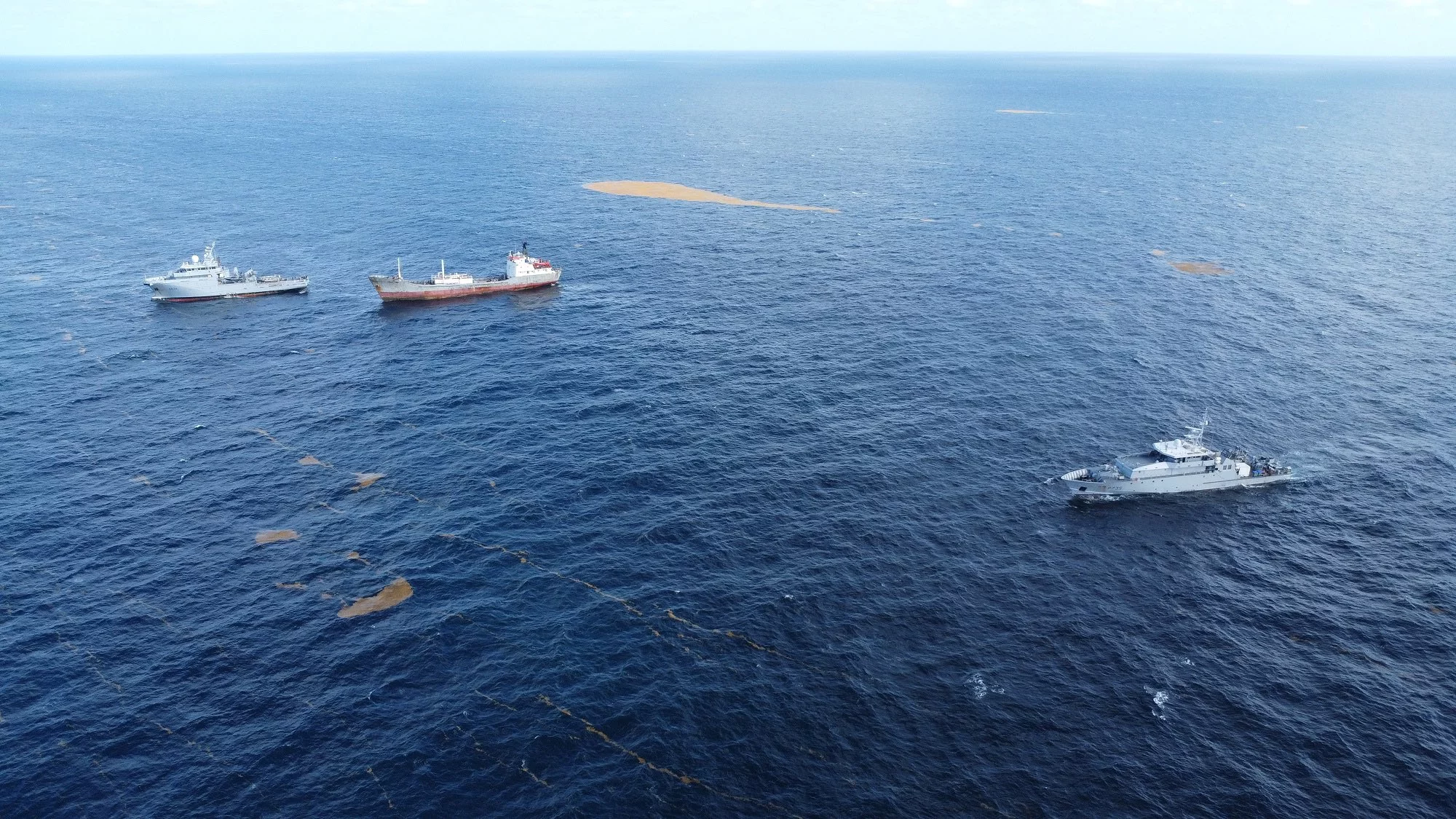 Des bâtiments de la marine nationale interceptent un navire transportant de la drogue