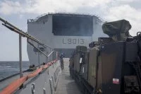 Un engin de débarquement quitte le radier du BPC Mistral