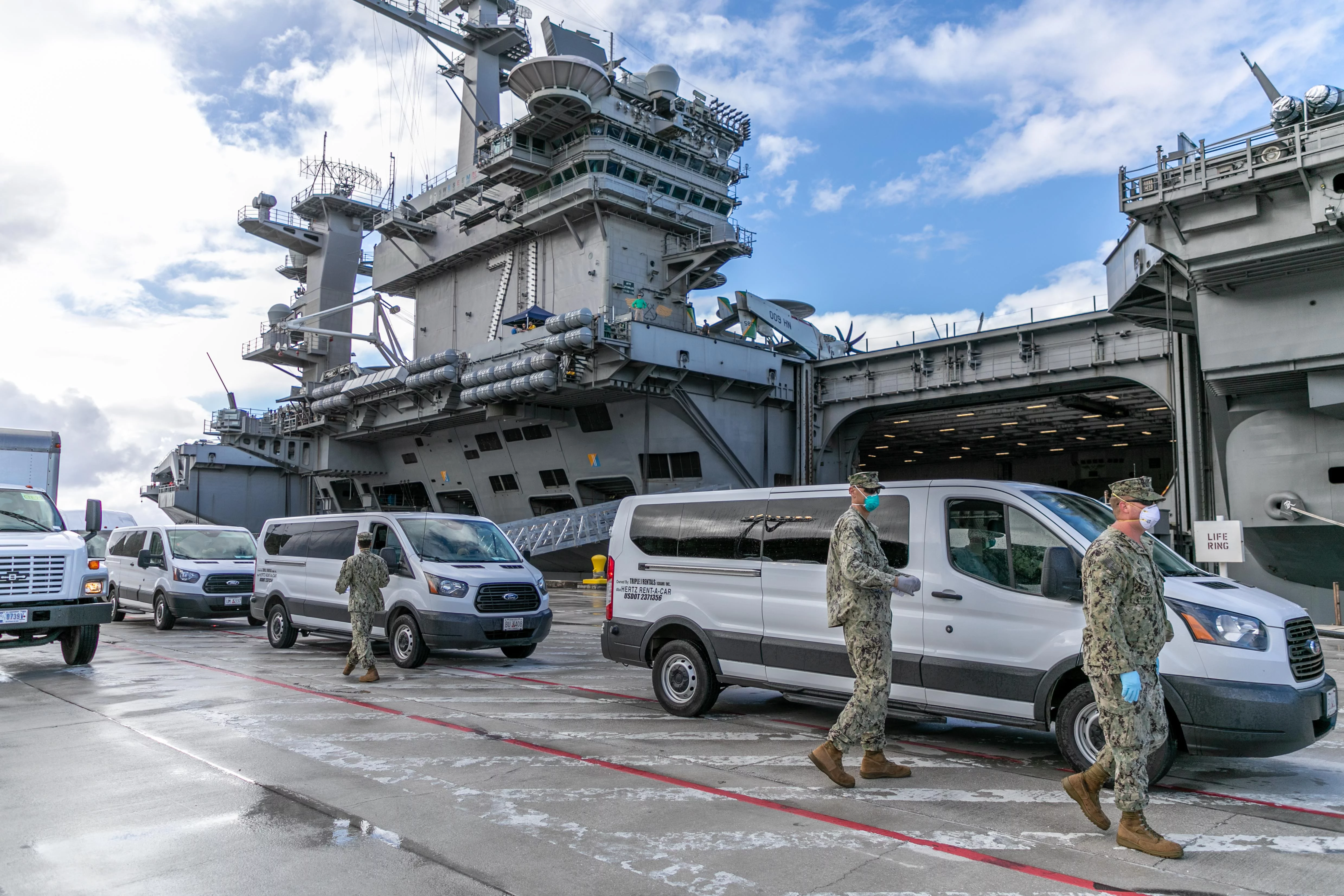 Débarquement des marins du porte-avions USS Theodore Roosevelt