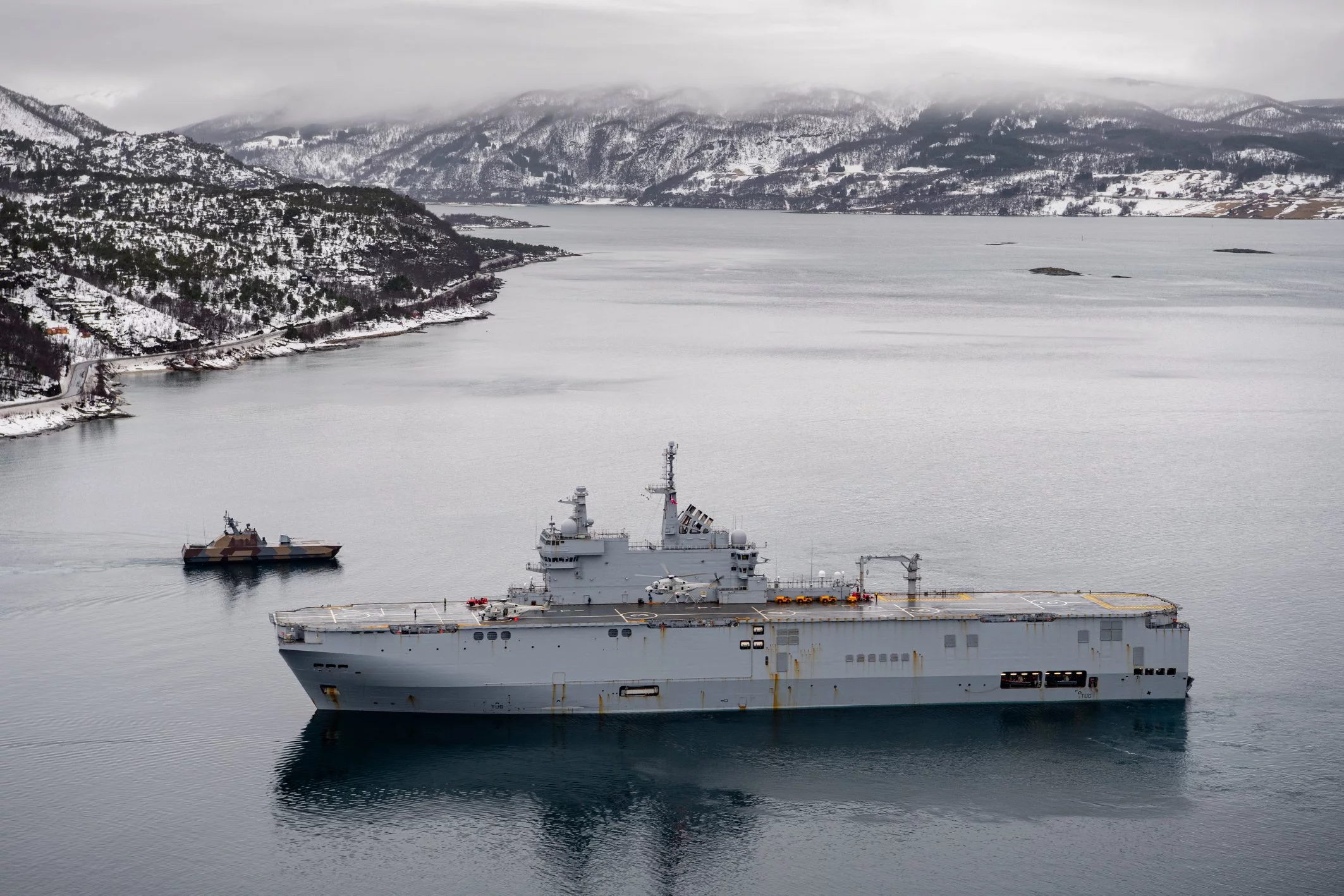 Le porte-hélicoptères Mistral dans un fjord de Norvège