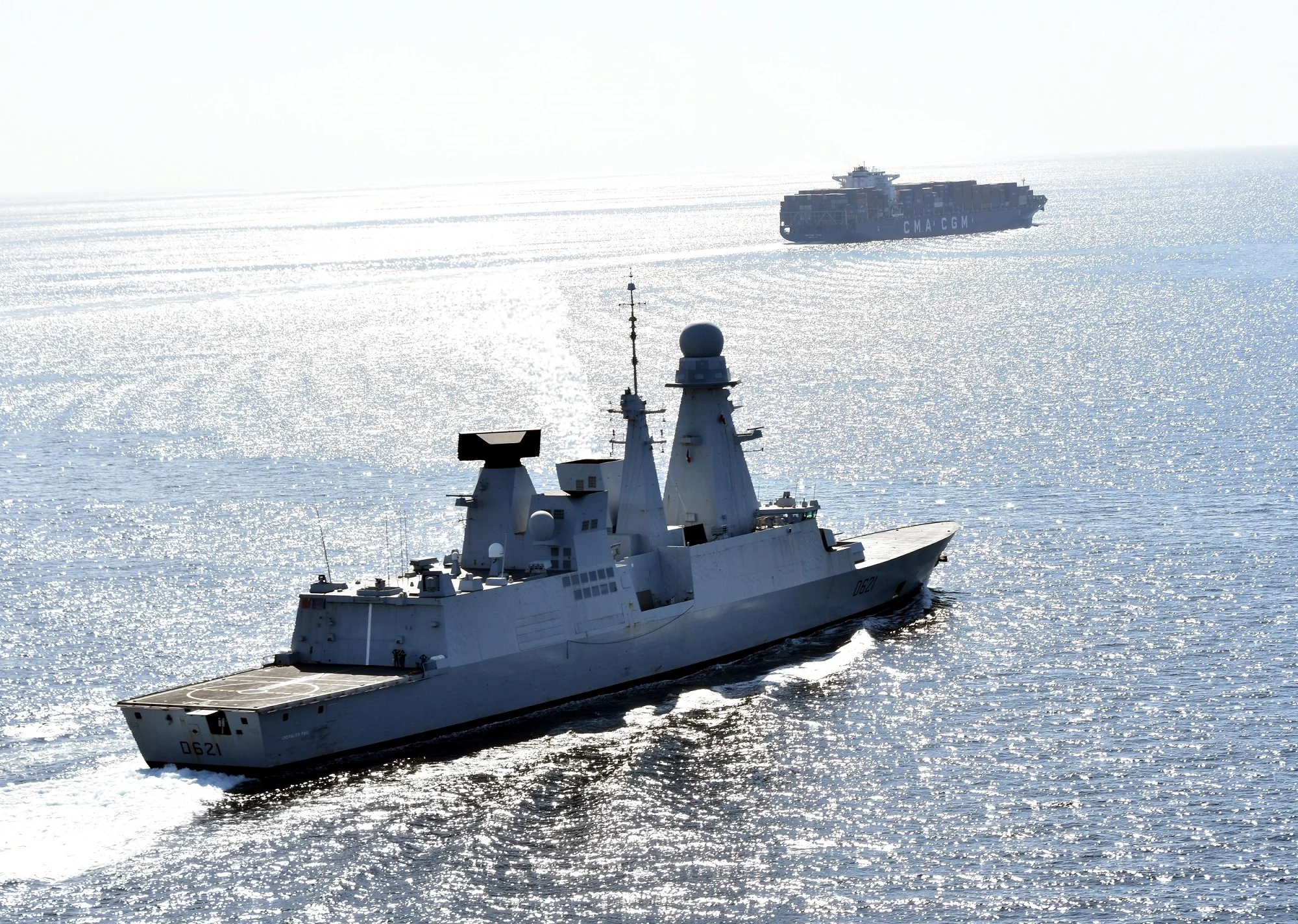 La frégate Chevalier Paul escorte un navire de commerce