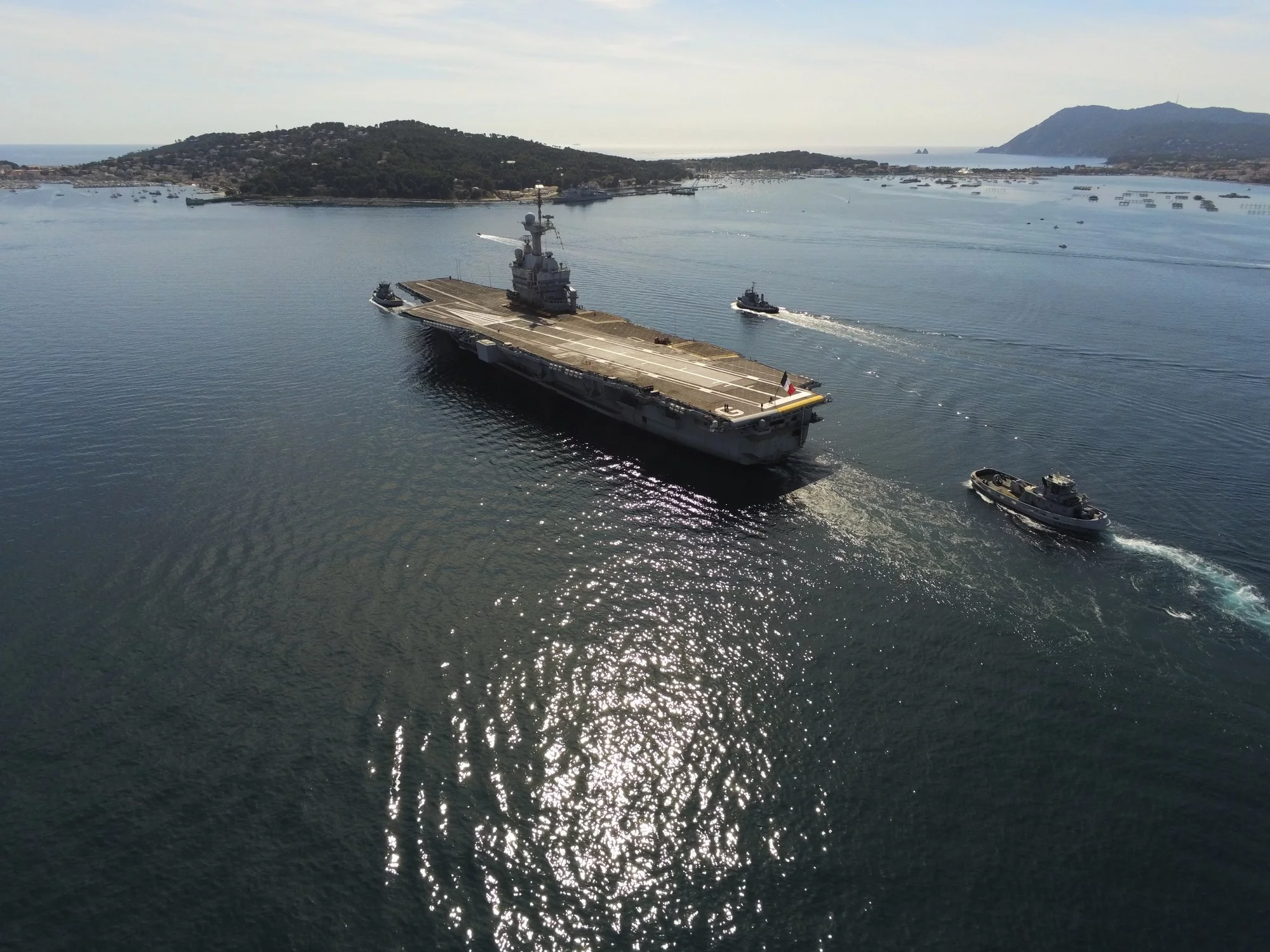 Le porte-avions Charles de Gaulle appareille de Toulon