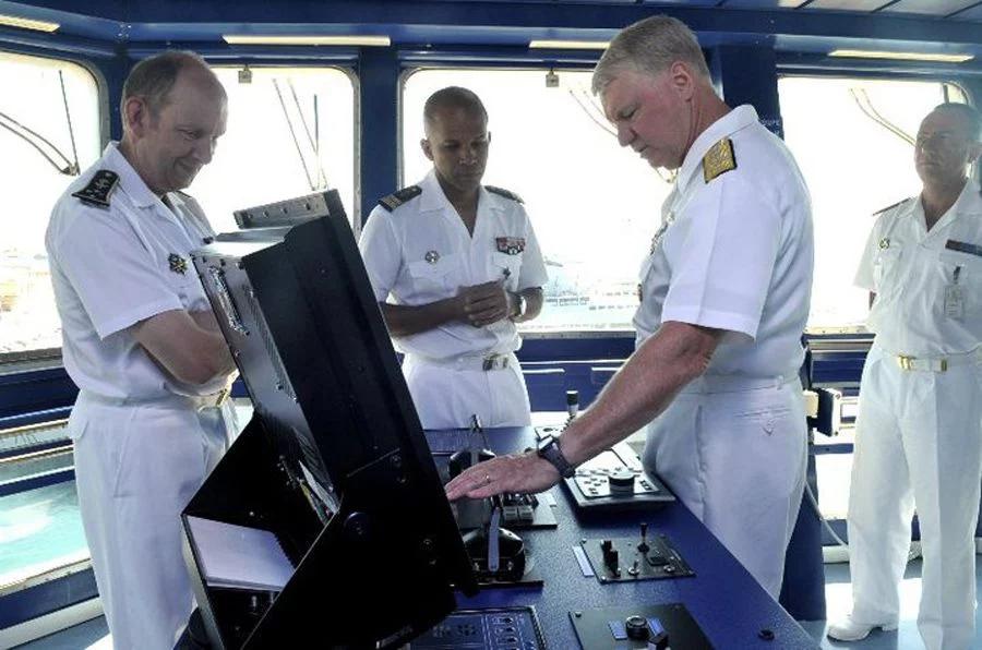L’amiral Roughead, CNO, sur la passerrelle du Tonnerre