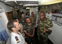 Des officiers du CJTF-HOA vistent le Dupleix