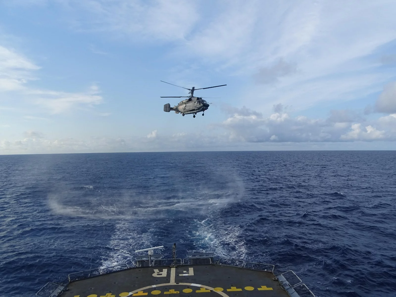 Un hélicoptère indien se prépare à apponter sur la frégate Floréal