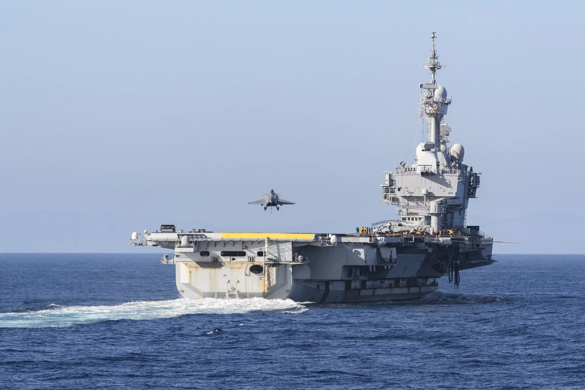 Appontage d'un chasseur Rafale sur le porte-avions Charles de Gaulle