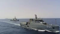 Une frégate légère furtive de la marine nationale et le patrouilleur tunisien Jugurtha