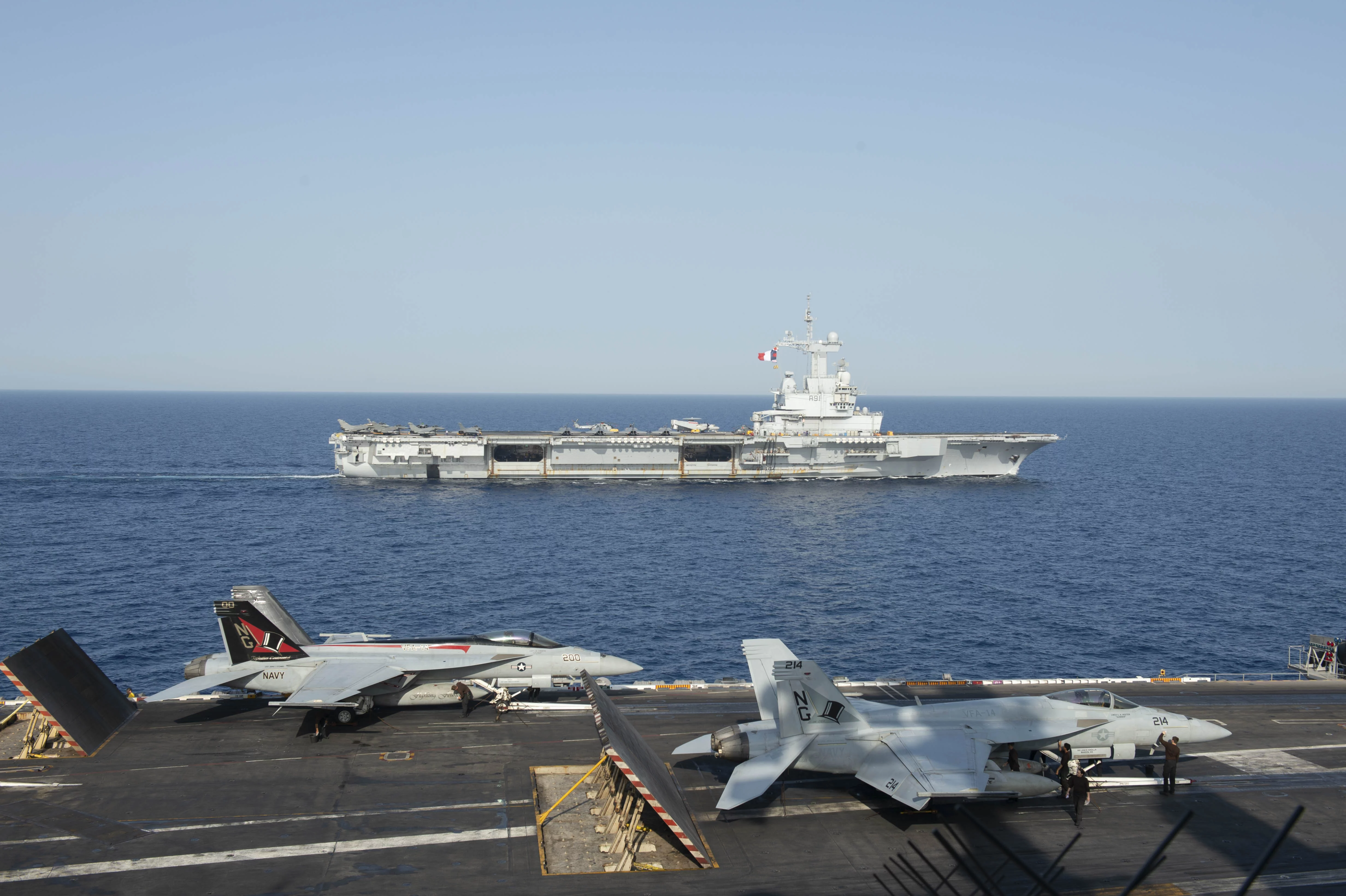 Le Charles-de-Gaulle, vu depuis le porte-avions américain John C. Stennis