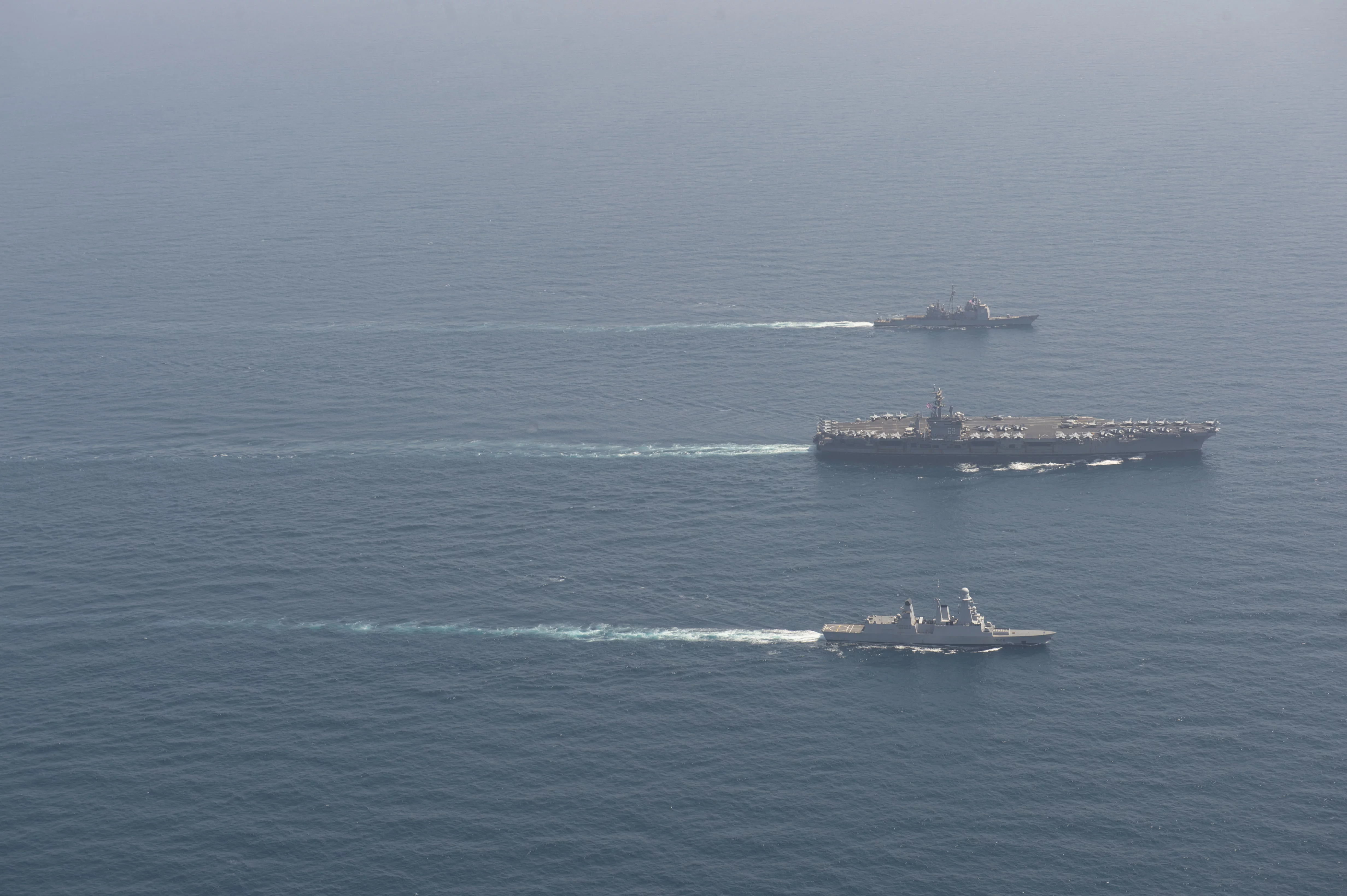 Le porte-avions USS Dwight D. Eisenhower, le croiseur lance-missiles USS San Jacinto et la frégate Forbin