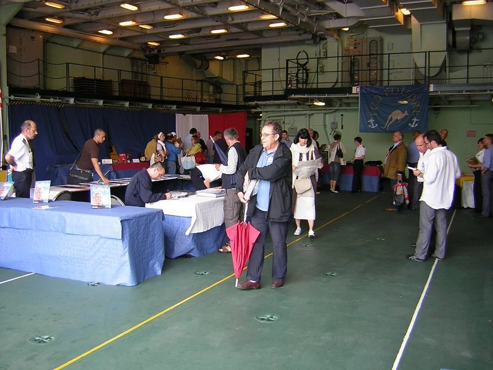 Vente de BD dans le hangar hélicoptères