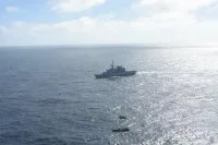 Une frégate intercepte une vedette rapide