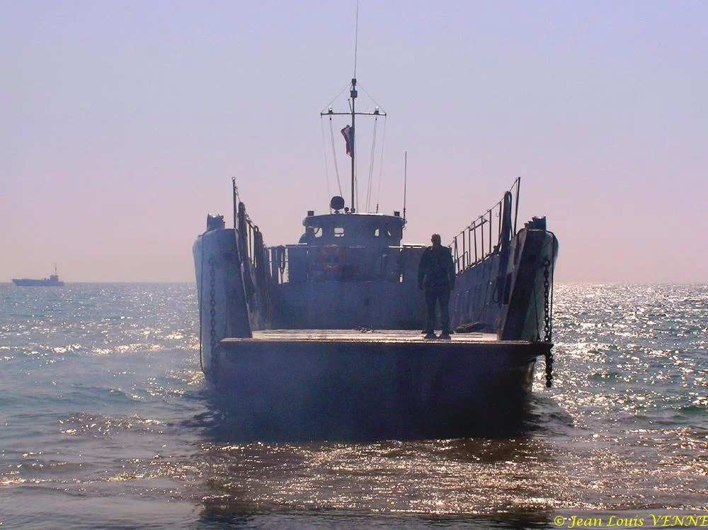 La flottille amphibie s'entraîne sur la plage des Sablettes