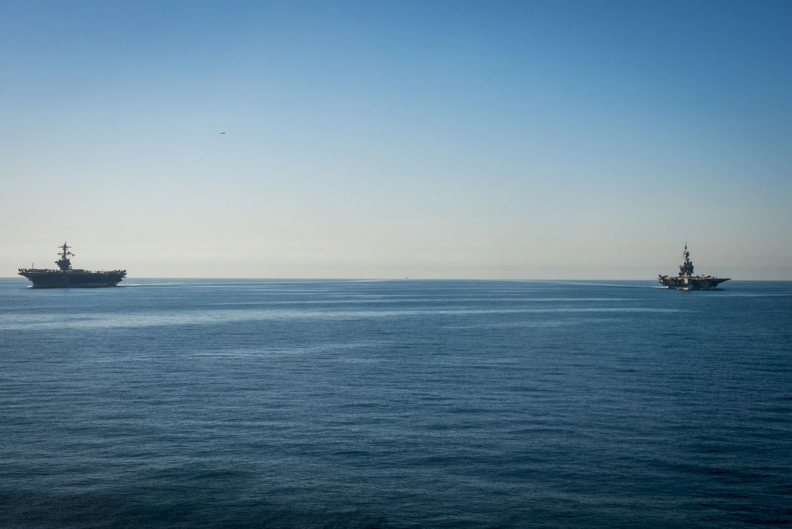 Porte-avions français et américain naviguent côte à côte