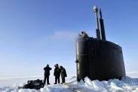 L'USS Annapolis fait surface au travers de la banquise