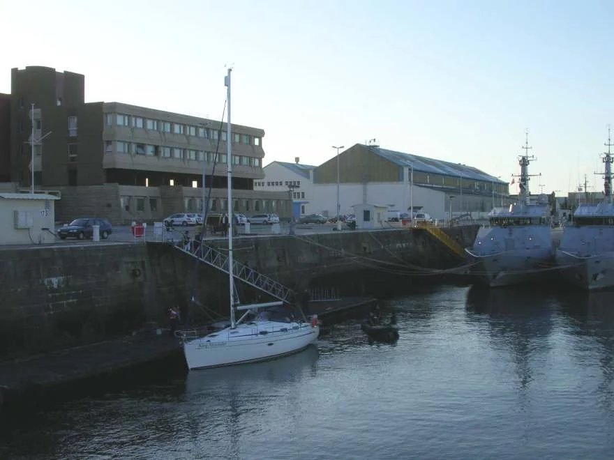 Le voilier sur lequel la saisie a eu lieu dans le port militaire de Cherbourg