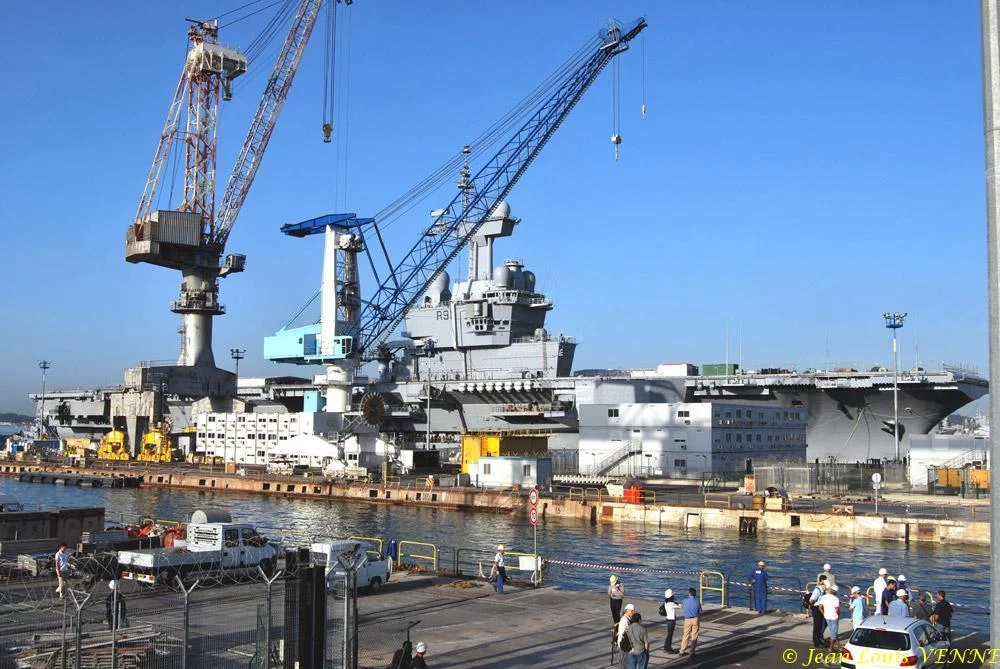 Le Charles de Gaulle sort du bassin