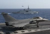 La frégate La Fayette aux côtés du porte-avions Charles de Gaulle