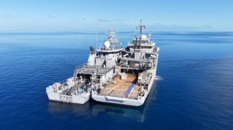 Premier ravitaillement à la mer entre un bâtiment de soutien et d'assistance outre-mer et un patrouilleur outre-mer