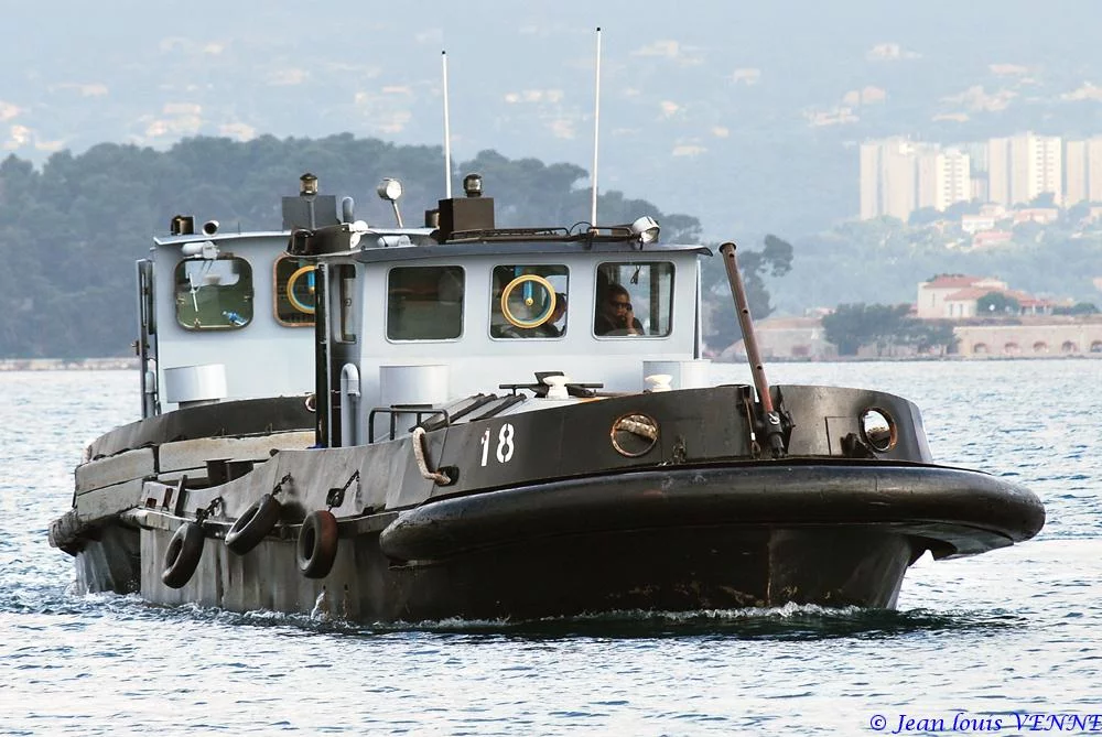 Le pousseurs de la base navale