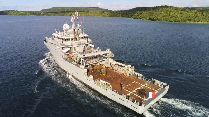 Le bâtiment de soutien d’Entrecasteaux au large des îles Tonga