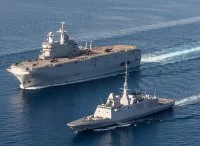 Le BPC Mistral et la frégate Languedoc