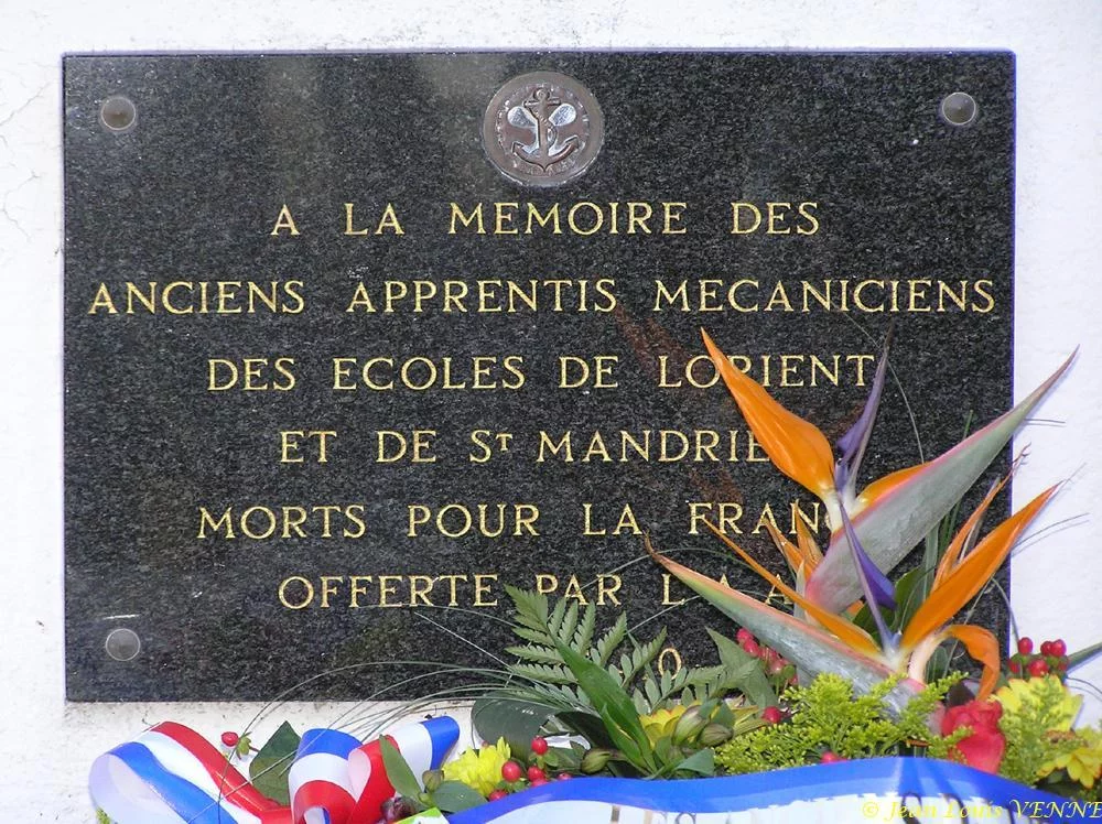 La stèle en mémoire des apprentis-mécaniciens morts pour la France